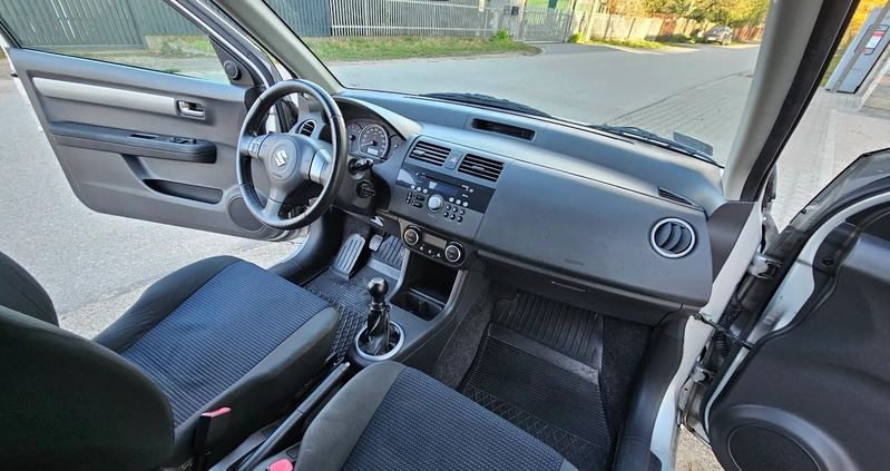 Suzuki Swift cena 13900 przebieg: 119000, rok produkcji 2010 z Sokołów Małopolski małe 529